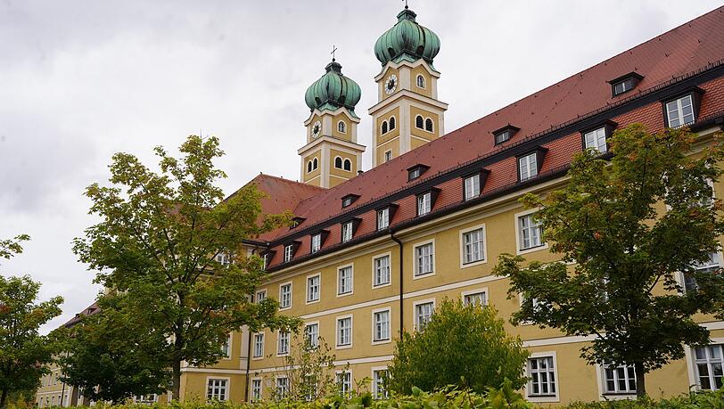 Das Altenheim St. Josef am Luise-Kiesselbach-Platz ist um die 100 Jahre alt und muss saniert werden. Doch das ist teuer.