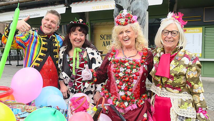 Verabschieden sich heuer von ihrem treuen Publikum: die beliebten tanzenden Marktweiber (v.r.) Monika Schneider, Christl Lang (im ber&uuml;hmten Erdbeer-Kleid). und Hella Friedl mit Tanzlehrer Christian Langer. Letzte Woche nahmen sie mit der ganzen Tanzgruppe beim Umzug der Damischen Ritter teil.