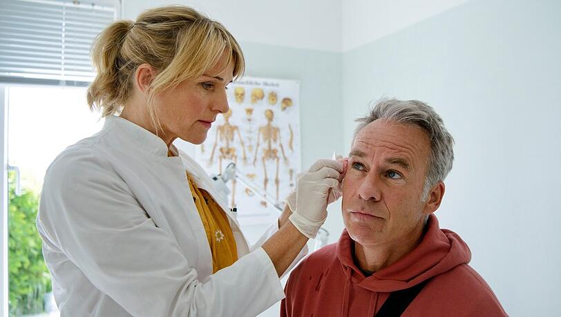 "Praxis mit Meerblick: Willkommen zu Hause": Nora Kaminski (Tanja Wedhorn) versorgt Dr. David Mandels (Marco Girnth) Verletzung nach seinem Zusammenstoß mit einem E-Bike-Fahrer. "Praxis mit Meerblick: Willkommen zu Hause": Nora Kaminski (Tanja Wedhorn) versorgt Dr. David Mandels (Marco Girnth) Verletzung nach seinem Zusammenstoß mit einem E-Bike-Fahrer.