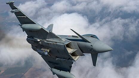 Ein "Eurofighter Typhoon" der italienischen Luftwaffe holte die Drohne vom Himmel. (Archivbild)