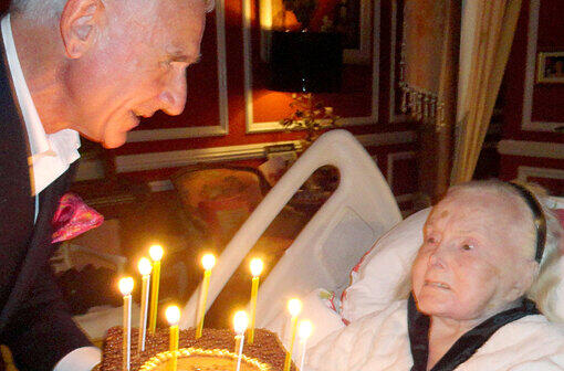 Prinz Frederic von Anhalt überrascht Anfang des Jahres seine Frau Zsa Zsa Gabor zum 95. Geburtstag mit einer Torte in der gemeinsamen Villa in Bel Air.