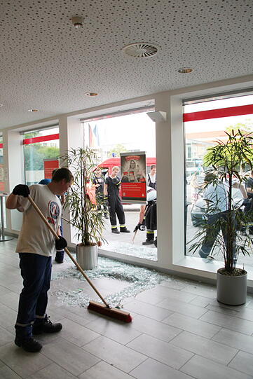 Kurioser Unfall beim Einparken in Waldkraiburg. Die Bilder vom Crash in die Sparkasse.