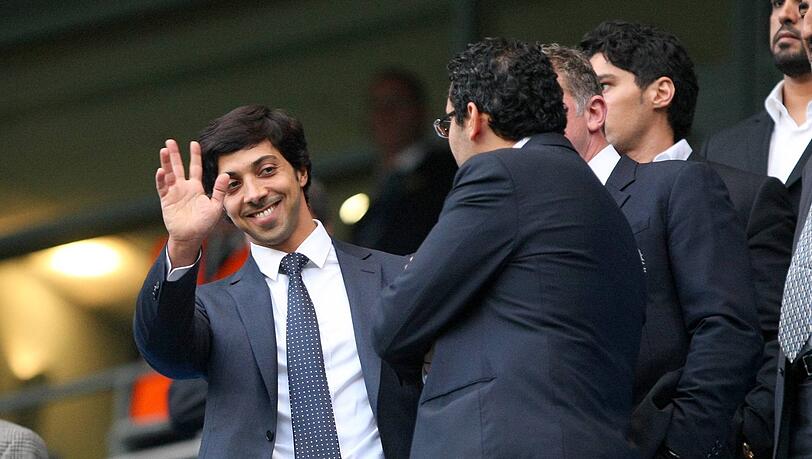 Mitglied der Herrscherfamilie von Abu Dhabi und seit 2009 Hauptanteilseigner von Manchester City: Scheich Mansour bin Zayed Al Nahyan. Mitglied der Herrscherfamilie von Abu Dhabi und seit 2009 Hauptanteilseigner von Manchester City: Scheich Mansour bin Zayed Al Nahyan.
