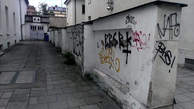 Auch an dieser Wand haben sich einige verewigt.