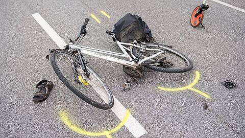 Der eine Radfahrer hat sich schwer verletzt.