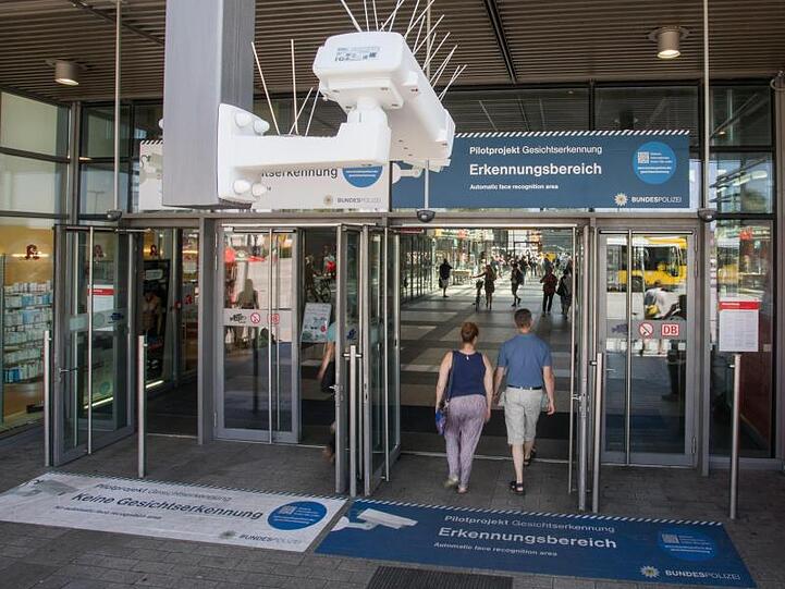 Bodenaufkleber weisen im Bahnhof Südkreuz während einer Testphase auf Erkennungsbereiche zur Gesichtserkennung hin.