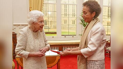 Die Queen mit der Schriftstellerin Grace Nichols auf Schloss Windsor.