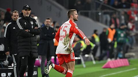 Eric Dier von München gibt neben Trainer Thomas Tuchel von München (l) Anweisungen.