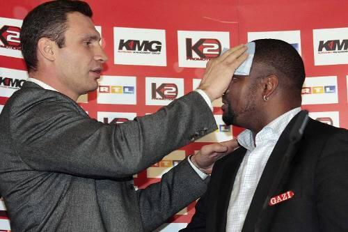 "Ist das Angstschweiß?" Weltmeister Vitali Klitschko (li.) trocknet Herausforderer Juan Carlos Gomez mit einem Taschentuch die Stirn.