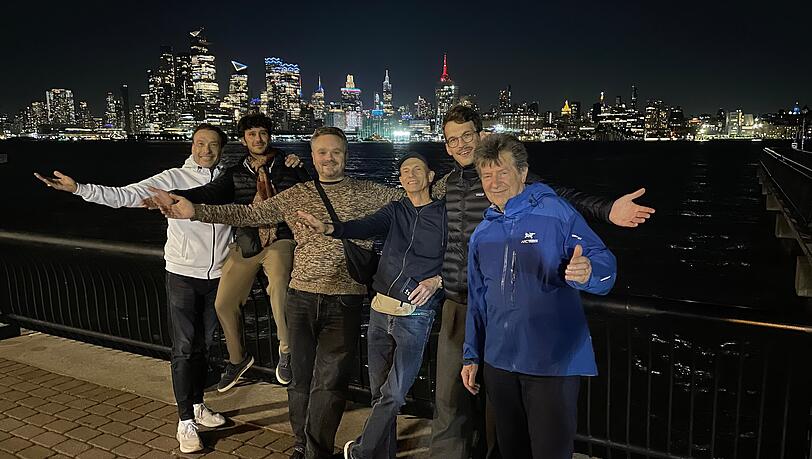 Von links: Manfred Stecher, Manuel Ried, Manuel Adt, Klaus Steppberger, Micha Matth&auml;us und Manfred Manhart in New York City am Frank Sinatra Drive. Mit dem Auftritt verwirklichen sie sich einen Lebenstraum.