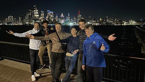 Von links: Manfred Stecher, Manuel Ried, Manuel Adt, Klaus Steppberger, Micha Matth&auml;us und Manfred Manhart in New York City am Frank Sinatra Drive. Mit dem Auftritt verwirklichen sie sich einen Lebenstraum.