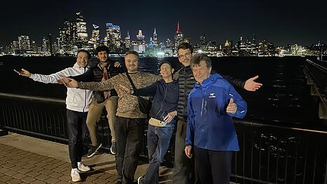 Von links: Manfred Stecher, Manuel Ried, Manuel Adt, Klaus Steppberger, Micha Matth&auml;us und Manfred Manhart in New York City am Frank Sinatra Drive. Mit dem Auftritt verwirklichen sie sich einen Lebenstraum.
