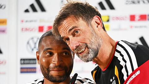 Jonathan Tah und J&uuml;rgen Klopp erlaubten sich ein Sp&auml;&szlig;chen bei der Pressekonferenz.