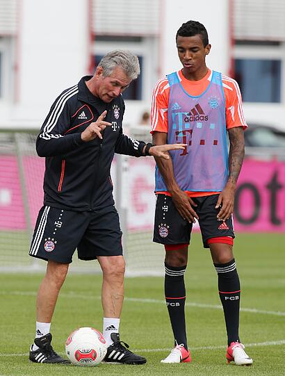 Jupp Heynckes erklärt Luiz Gustavo, wie man in den Zweikampf geht.