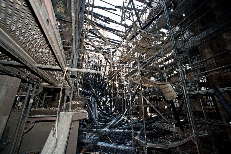 Ein Feuer hat in der Altstadt in Nürnberg gewütet und den Dachstuhl der Kirche St. Martha völlig zerstört. Die Bilder vom Feuer, von den Löscharbeiten und wie das Gebäude jetzt aussieht.