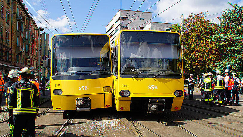 Einsatzkräfte der Feuerwehr stehen in Stuttgart neben den beiden entgleisten Stadtbahnen. Einsatzkräfte der Feuerwehr stehen in Stuttgart neben den beiden entgleisten Stadtbahnen.