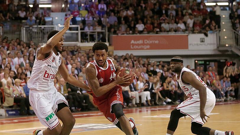 Bayerns Bryce Taylor (Mitte) im Duell mit Bambergs Abwehr. Bayerns Bryce Taylor (Mitte) im Duell mit Bambergs Abwehr.