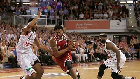 Bayerns Bryce Taylor (Mitte) im Duell mit Bambergs Abwehr.