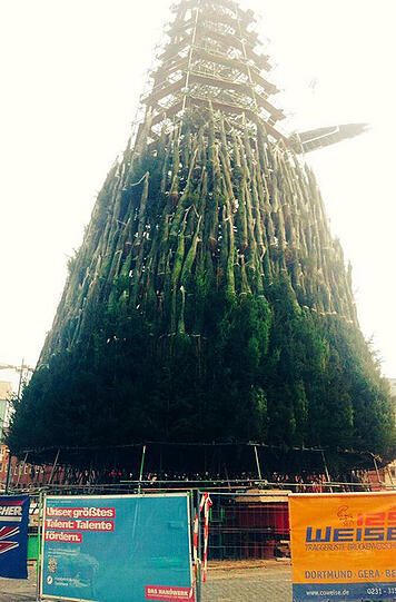 Der größte Weihnachtsbaum der Welt steht in Dortmund.
