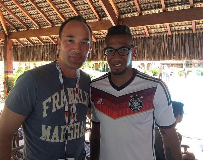 Zeigt sich im DFB-Trikot: Jerome Boateng mit einem Fan.