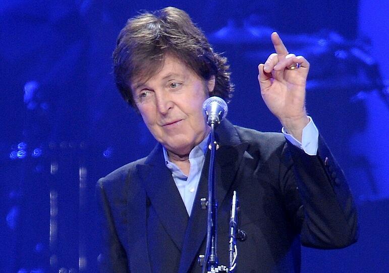 Während Paul McCartney den Song "Live and Let Die" gespielt hat, ist hinter der Bühne ein Feuerwerk in die Luft gegangen.