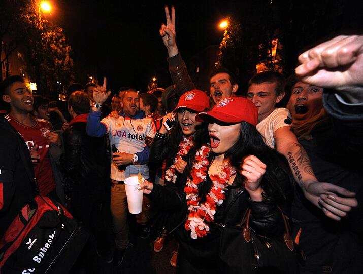 So ausgelassen feiern die Fans auf der Leopoldstraße den Bayern-Sieg. Die Bilder