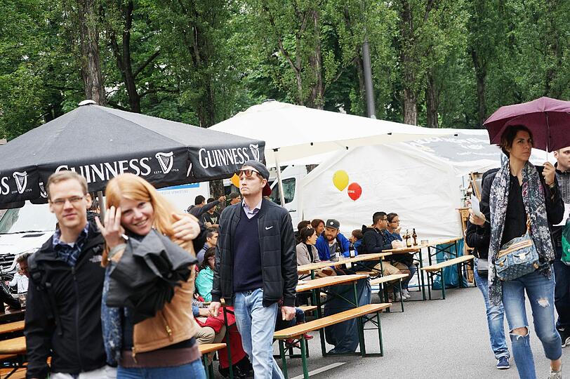 Dem Regen zum Trotz: Unter dem Motto &bdquo;Miteinander Füreinander&ldquo; genossen die Münchner am Samstag Musik, Theater, Literatur, Tanz und Diskussionen auf der Feiermeile.