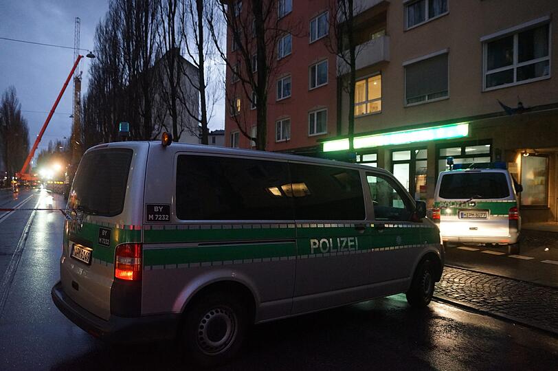Ein aus der Verankerung gehobener Baukran sorgte am Dienstagnachmittag für Chaos in der Lindwurmstraße.