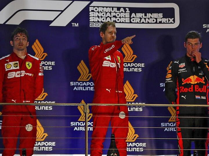Sieger Vettel (M), der Zweitplatzierte Charles Leclerc (l) und Red-Bull-Fahrer Max Verstappen.