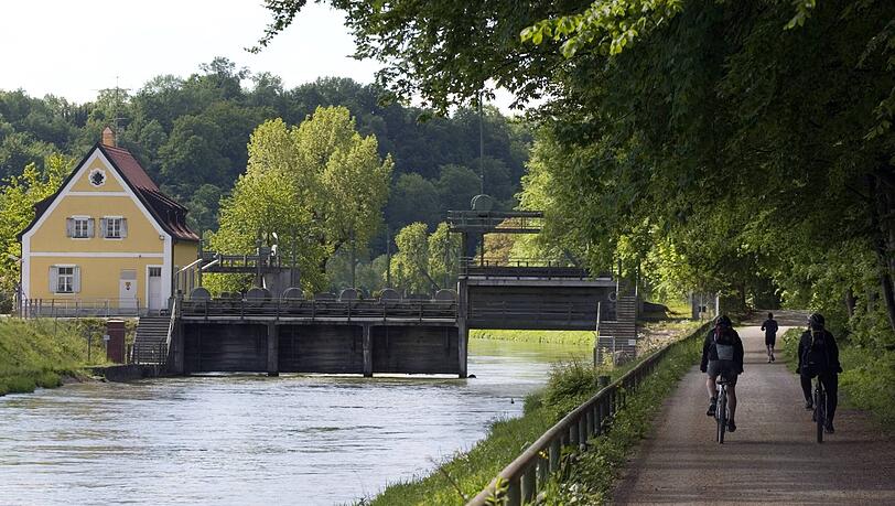 Großhesseloher Wehr an der Isar in Pullach: Nach dem Krieg wurde hier Gebäudeschutt für Renovierungsarbeiten verwendet worden - wie sich nun herausstellte auch Überreste der Synagoge.