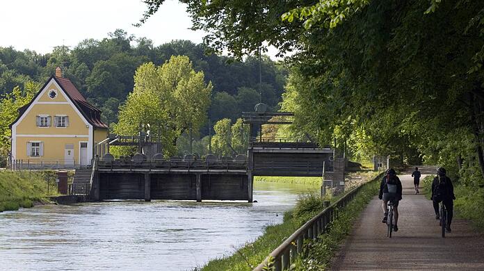 Großhesseloher Wehr an der Isar in Pullach: Nach dem Krieg wurde hier Gebäudeschutt für Renovierungsarbeiten verwendet worden - wie sich nun herausstellte auch Überreste der Synagoge.