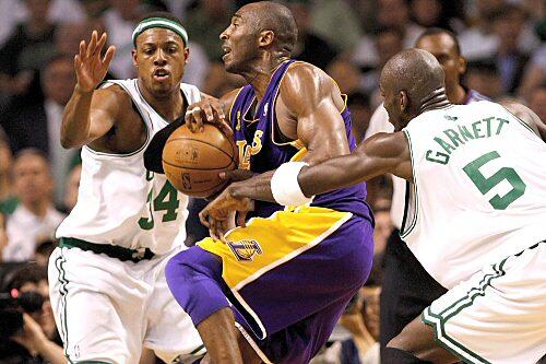 Lakers-Star Kobe Bryant (M.) konnte trotz bester Punktausbeute die Niederlage nicht verhindern