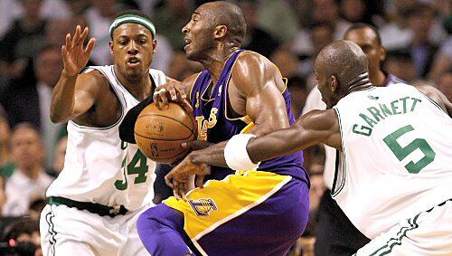 Lakers-Star Kobe Bryant (M.) konnte trotz bester Punktausbeute die Niederlage nicht verhindern Lakers-Star Kobe Bryant (M.) konnte trotz bester Punktausbeute die Niederlage nicht verhindern