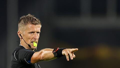 Schiedsrichter Daniele Orsato aus Italien gibt Anweisungen bei einem Europa League Spiel.