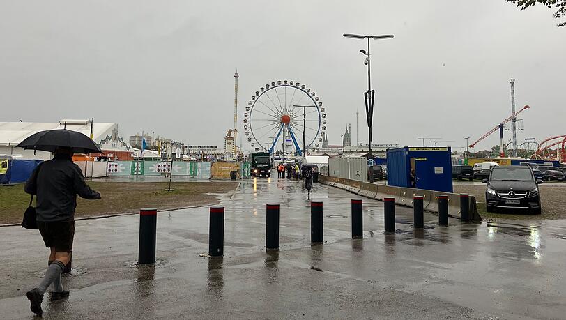 Ein Regentag auf dem Oktoberfest 2023. (Symbolbild)