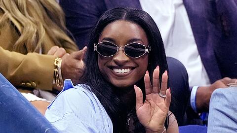 Turn-Superstar Simone Biles genoss den Sieg von Jessica Pegula aus der ersten Reihe auf der Ehrentribüne.