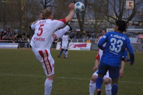 Ganz schön hoch das Bein: Club-Kapitän Andy Wolf klärt gegen Hoffenheims Wirbelwind Eduardo.
