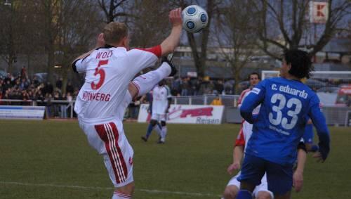 Ganz schön hoch das Bein: Club-Kapitän Andy Wolf klärt gegen Hoffenheims Wirbelwind Eduardo.