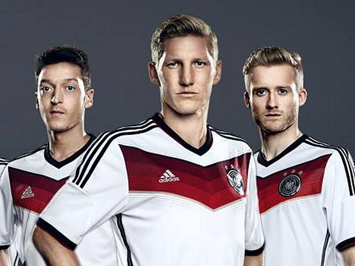 Özil, Schweinsteiger und Schürrle (v. li.) tragen das neue Outfit mit Stolz