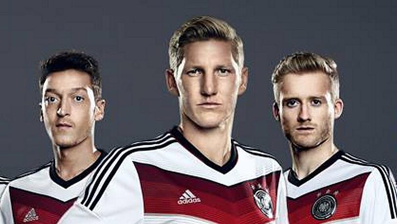 Özil, Schweinsteiger und Schürrle (v. li.) tragen das neue Outfit mit Stolz Özil, Schweinsteiger und Schürrle (v. li.) tragen das neue Outfit mit Stolz