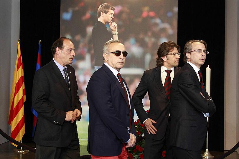 Der Vorsitzende des Spanischen Olympischen Komitee Alejandro Blanco (in der Mitte), und Barcelonas Vize Javier Faus nehmen an der Zeremonie teil.