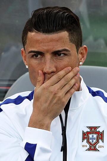 Cristiano Ronaldos Gel-Haupt und Breitbein-Freistoß-Pose ist sowieso Kult.