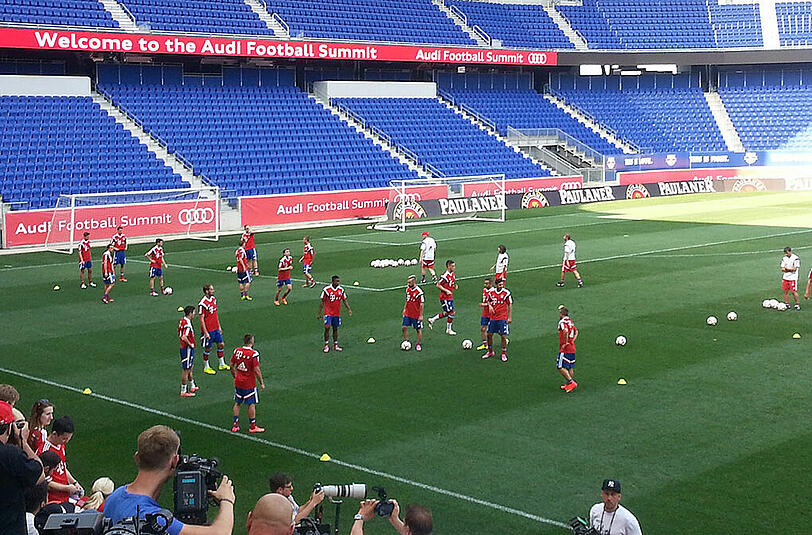 Der FC Bayern München beim ersten Training in der Red-Bull-Arena. Viele Fans und Journalisten haben den Rekordmeister dabei beobachet.