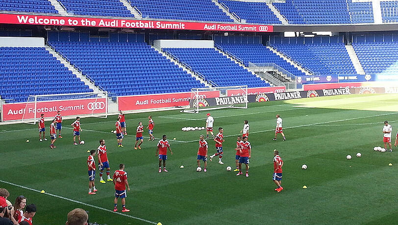 Der FC Bayern München beim ersten Training in der Red-Bull-Arena. Viele Fans und Journalisten haben den Rekordmeister dabei beobachet. Der FC Bayern München beim ersten Training in der Red-Bull-Arena. Viele Fans und Journalisten haben den Rekordmeister dabei beobachet.