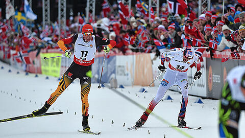 Der Schlussspurt: Johannes Rydzek (l) lässt den Norweger Magnus Moan hinter sich und holt Bronze.