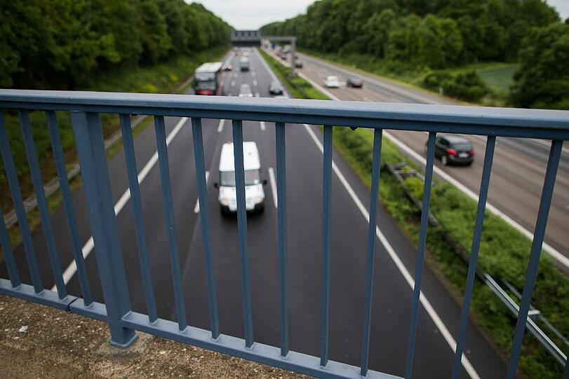 Von Autobahn-Brücken wie dieser werfen die Männer immer wieder Gegenstände.