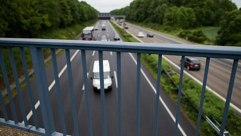 Von Autobahn-Brücken wie dieser werfen die Männer immer wieder Gegenstände. Von Autobahn-Brücken wie dieser werfen die Männer immer wieder Gegenstände.