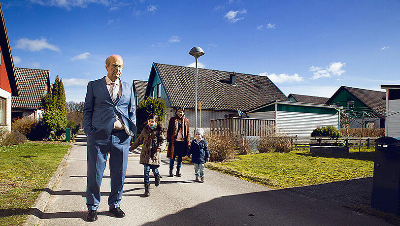 Wallander-Darsteller Ralf Lassgaard ist Ove, der nörglerische Dickschädel, dessen Leben sich wundersam durch den Einzug einer schwedisch-persischen Familie ändert. Wallander-Darsteller Ralf Lassgaard ist Ove, der nörglerische Dickschädel, dessen Leben sich wundersam durch den Einzug einer schwedisch-persischen Familie ändert.