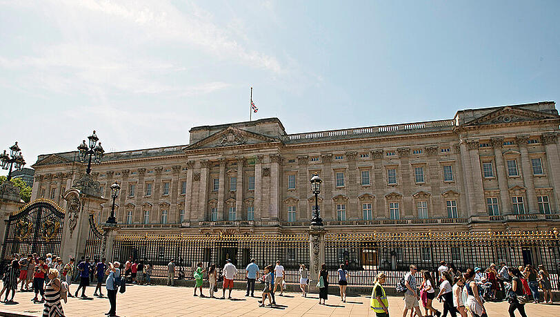 Im Buckingham-Palast sind freie Praktikantenplätze zu vergeben. Im Buckingham-Palast sind freie Praktikantenplätze zu vergeben.