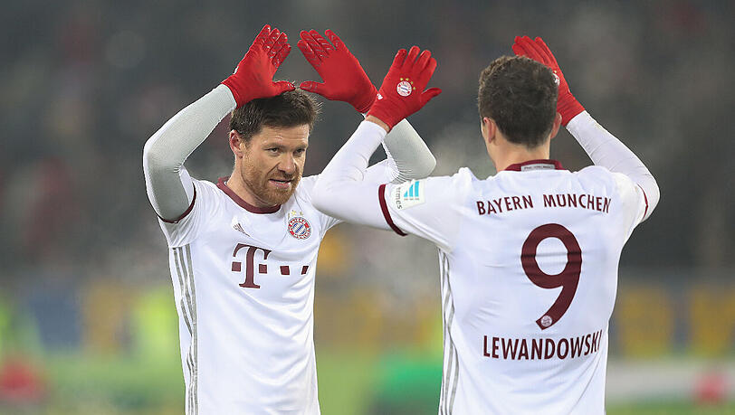 Kamen beide im Sommer 2014 zum FC Bayern: Xabi Alonso (links) und Robert Lewandowski. Kamen beide im Sommer 2014 zum FC Bayern: Xabi Alonso (links) und Robert Lewandowski.